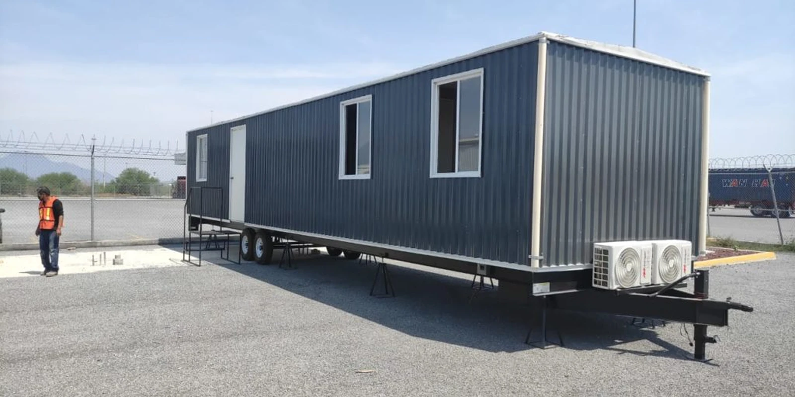 Comedor móvil industrial con mesas y sillas