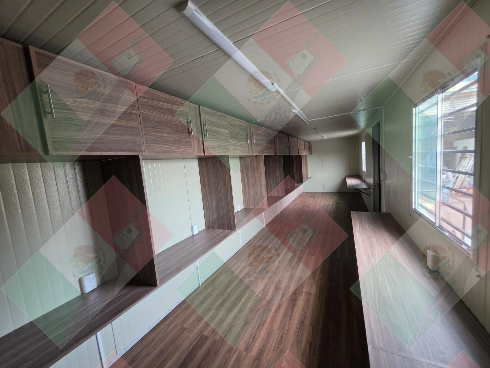 Interior de oficina móvil equipada como comedor en México